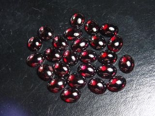 Almandine Garnet 9 x 7 mm winered - oval cabochon - India