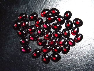 Almandine Garnet 8 x 6 mm winered - oval cabochon - India