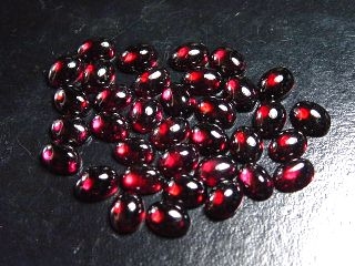 Almandine Garnet 8 x 6 mm winered - oval cabochon - India