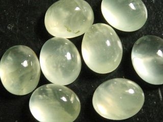 Prehnite 10 x 8 mm - oval cabochon - pastel green