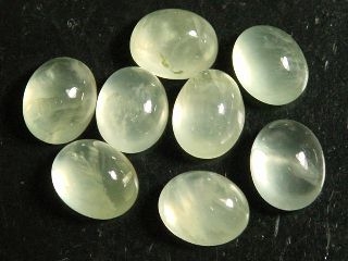 Prehnite 10 x 8 mm - oval cabochon - pastel green