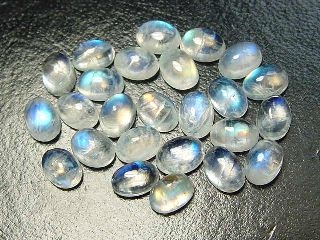 Rainbow Moonstone 7 x 5 mm - oval cabochon