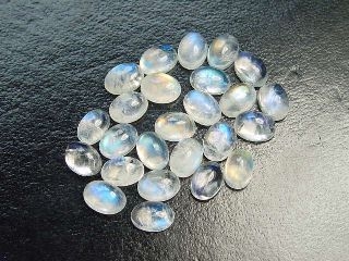 Rainbow Moonstone 7 x 5 mm - oval cabochon