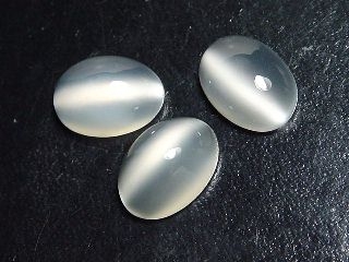 Moonstone white 14 x 10 mm - oval cabochon - Sri Lanka