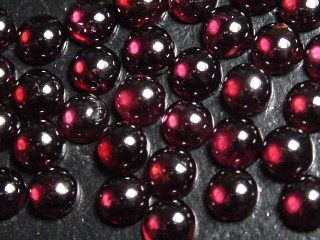 Almandine Garnet 5 x 5 mm winered - round cabochon - India