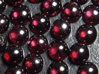 Almandine Garnet 5 x 5 mm winered - round cabochon - India