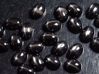 Star Diopside 8 x 6 mm - oval cabochon - fine star effect