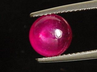 Ruby 2,75 Ct. round cabochon - fine red - treated