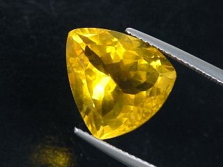 Fluorite 10,97 Ct. - intense yellow - fancy trillion Brazil