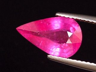 Ruby 3,01 Ct. pear - fine red pink - treated Madagascar