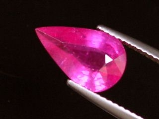 Ruby 3,01 Ct. pear - fine red pink - treated Madagascar
