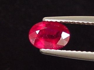 Ruby 1,27 Ct. oval - fine red - treated Madagascar