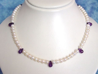 Pearl necklace with Amethyst drops 134,80 Carat