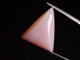 Andenopal / rosa Opal 10,84 Ct. Dreieck Cabochon