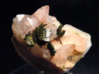 Bergkristall mit Hämatit und Epidot Stufe 51 mm - Sichuan, China