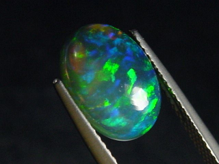Schwarzer Opal 2,78 Ct. behandelt - 12 x 9 mm Oval Cabochon