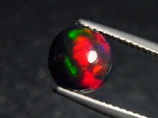 Schwarzer Opal 1,39 Ct. behandelt - 8 mm Rund Cabochon