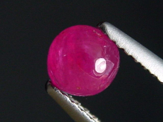 Rubin 0,95 Ct. Naturfarbe 5 mm Rund Cabochon Tansania