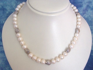 Pearl necklace 297 Ct. 8,5 mm pearls with fine Silver shells