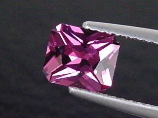 Spinel 1,46 Ct. - octagon and scissor cut - Sri Lanka