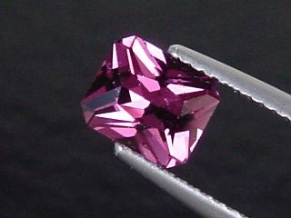 Spinel 1,46 Ct. - octagon and scissor cut - Sri Lanka