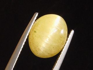Apatite Catseye 7,41 Ct. yellow oval cabochon