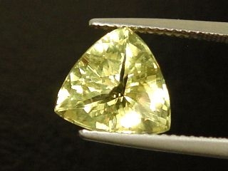 Apatite 4,27 Ct. yellow - perfect trillion cut - Brazil