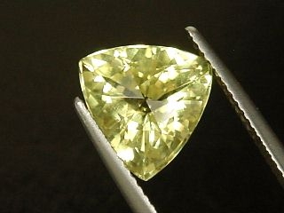 Apatite 4,27 Ct. yellow - perfect trillion cut - Brazil