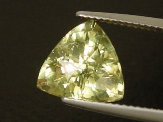 Apatit 4,47 Ct. yellow - perfect trillion cut - Brazil