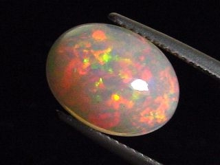 Opal 3,50 Ct. - fines colorplay - oval Cabochon