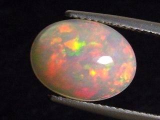 Opal 3,50 Ct. - fines colorplay - oval Cabochon