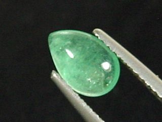 Emerald 0,81 Ct. fine green - pear cabochon Colombia