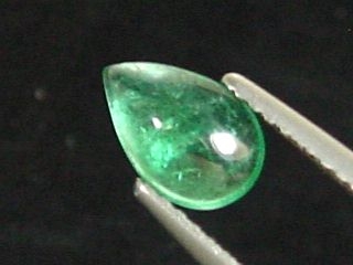Emerald 0,76 Ct. fine green - pear cabochon Colombia
