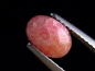Preview: Tugtupit 0,83 Ct. Oval Cabochon selten - Ilimaussaq, Grönland