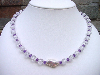 Bergkristallkette 204,50 Ct. mit facettiertem Amethyst und Barockperle 49 cm