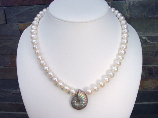 Perlenkette mit versteinertem Ammonit 336,00 Ct. 49 - 52 cm