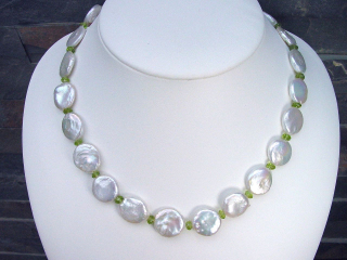 Perlenkette 224,80 Ct. Perlen in Button Form mit facettiertem Peridot 46 - 48,5 cm