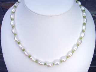 Perlenkette 166,20 Ct. Barockperlen mit facettiertem Peridot 47,5 - 50,5 cm