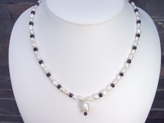 Barockperlenkette 96,80 Ct. mit fein facettiertem Granat 46 - 49 cm