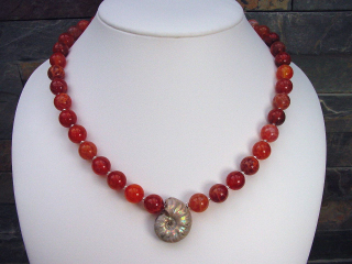 Feuerachatkette mit versteinertem Ammonit 318,60 Ct. moderne Feuerachat Kette 48 - 50,5 cm