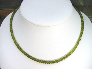 Peridotkette 89,80 Ct. feine Qualität facettiert 43,5 - 46,5 cm
