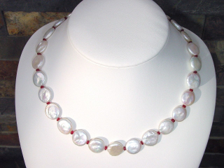 Pearl necklace 213,20 Ct. with faceted Spinel