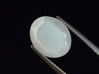 Facettierter Mondstein 3,67 Ct. Oval 12 x 10 mm