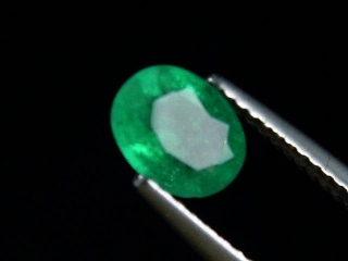 Smaragd 0,97 Ct. feines Grün 7 x 5,5 mm Oval Kolumbien