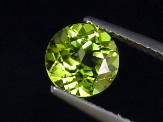 Peridot 1,57 Ct. applegreen - 7 mm round Sri Lanka