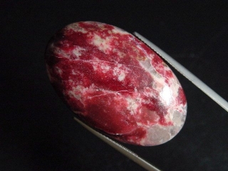 Thulite 55,05 Ct. oval cabochon - Lom, Norway