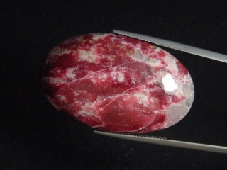 Thulite 55,05 Ct. oval cabochon - Lom, Norway