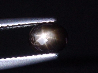 Star Sapphire 0,70 Ct. black golden cabochon