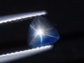 Sternsaphir 1,08 Ct. dunkelblau Naturfarbe 6 x 5,5 mm Dreieck Cabochon Thailand