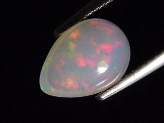 Opal / Edelopal 1,96 Ct. buntes Farbenspiel - Tropfen Cabochon
